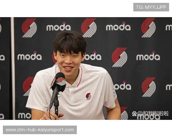 杨瀚森自信瞬间！半场神奇三分后为自己竖起大拇指，完美诠释篮球精神